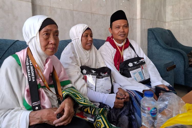 Siti Maryam (kiri), jemaah haji asal Bojonegoro, Jawa Timur, sempat tersesat dan kebingungan karena terpisah dari rombongannya di Masjid Nabawi, Madinah, Rabu (15/5/2024). Ia lalu dibantu menemukan rombongannya oleh pasangan jemaah haji asal Kebumen, Jawa Tengah, Lukman (kanan) dan Siti (tengah). 