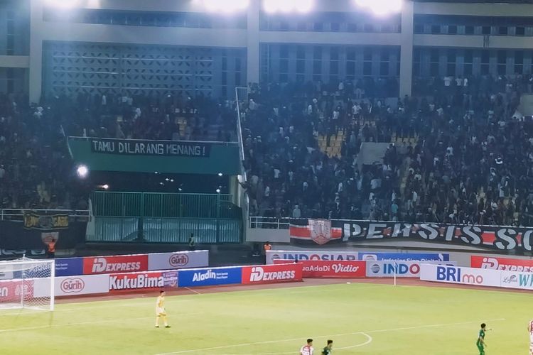 Potret suporter Persis Solo di Tribun Timur dan Tribun Utara Stadion Manahan Solo, saat bentrokan terjadi di Laga Liga 1 musim 2023-2024 Persis Solo vs Persebaya Surabaya, pada Senin (3/7/2023).