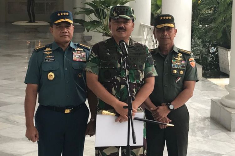 Panglima TNI Hadi Tjahjanto bersama Kepala Staf TNI Angkatan Darat Jenderal Mulyono dan Kepala Staf TNI Angkatan Laut Laksamana Ade Supandi di Istana Kepresidenan Bogor, Kamis (14/12/2017).