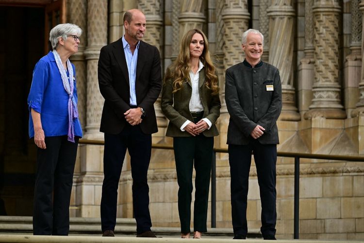 Putri Wales, Kate Middleton (kedua dari kanan) dan Pangeran Wales, Pangeran William (kedua dari kiri) mengunjungi National History Museum di London, Inggris, pada Kamis (4/9/2025). Middleton memperlihatkan warna rambutnya yang baru yaitu honey blonde.