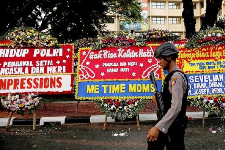 Sejumlah karangan bunga dari warga terpasang di depan Markas Besar Kepolisian Negara Republik Indonesia, di Jakarta, Rabu (3/5). Karangan bunga tersebut berisi dukungan kepada Kapolri untuk terus menjaga dan menyelamatkan Pancasila, Bhinneka Tunggal Ika, dan NKRI.