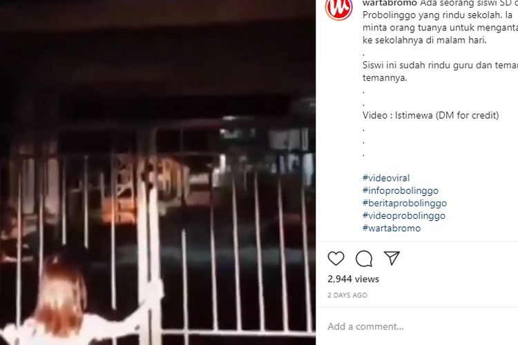Viral video seorang bocah perempuan berdiri di depan sebuah sekolah pada malam hari. Dari video yang diunggah akun Instagram @wartabromo, tampak bocah ini berdiri sambil memegang pagar sekolah.