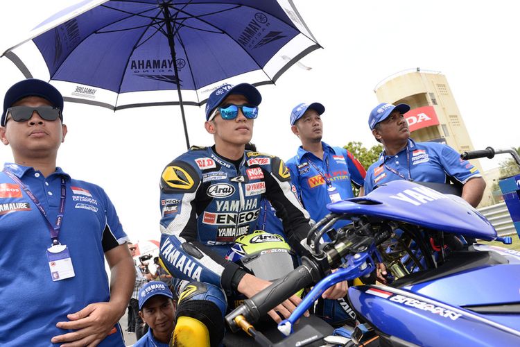 Pebalap Yamaha Racing Indonesia Wahyu Aji Trilaksana tengah bersiap mengikuti balapan dalam sebuah kejuaraan yang diikutinya.