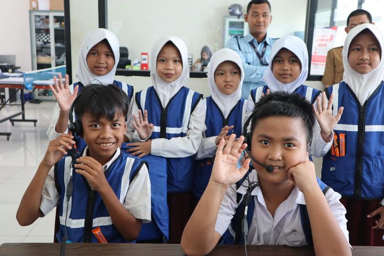 Siswa-siswi SDN Cilayung Guha mengikuti agenda Sehari Menjadi Petugas Tol yang diadakan WSP.