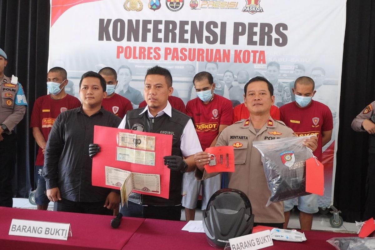 6 pelaku pencurian kendaraan motor diamankan Satreskrim Polres Pasuruan Kota, Rabu (03/09/2025). Para pelaku sudah melakukan pencurian do 16 lokasi,
