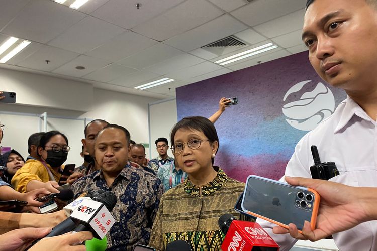 Menteri Luar Negeri (Menlu) Retno L. P. Marsudi memberikan keterangan pers sebelum pertemuan menteri luar negeri negara blok Asia Tenggara pada 11-14 Juli 2023 saat ditemui di media Center AMM/PMC ASEAN di Jakarta Pusat, Senin (10/7/2023). 