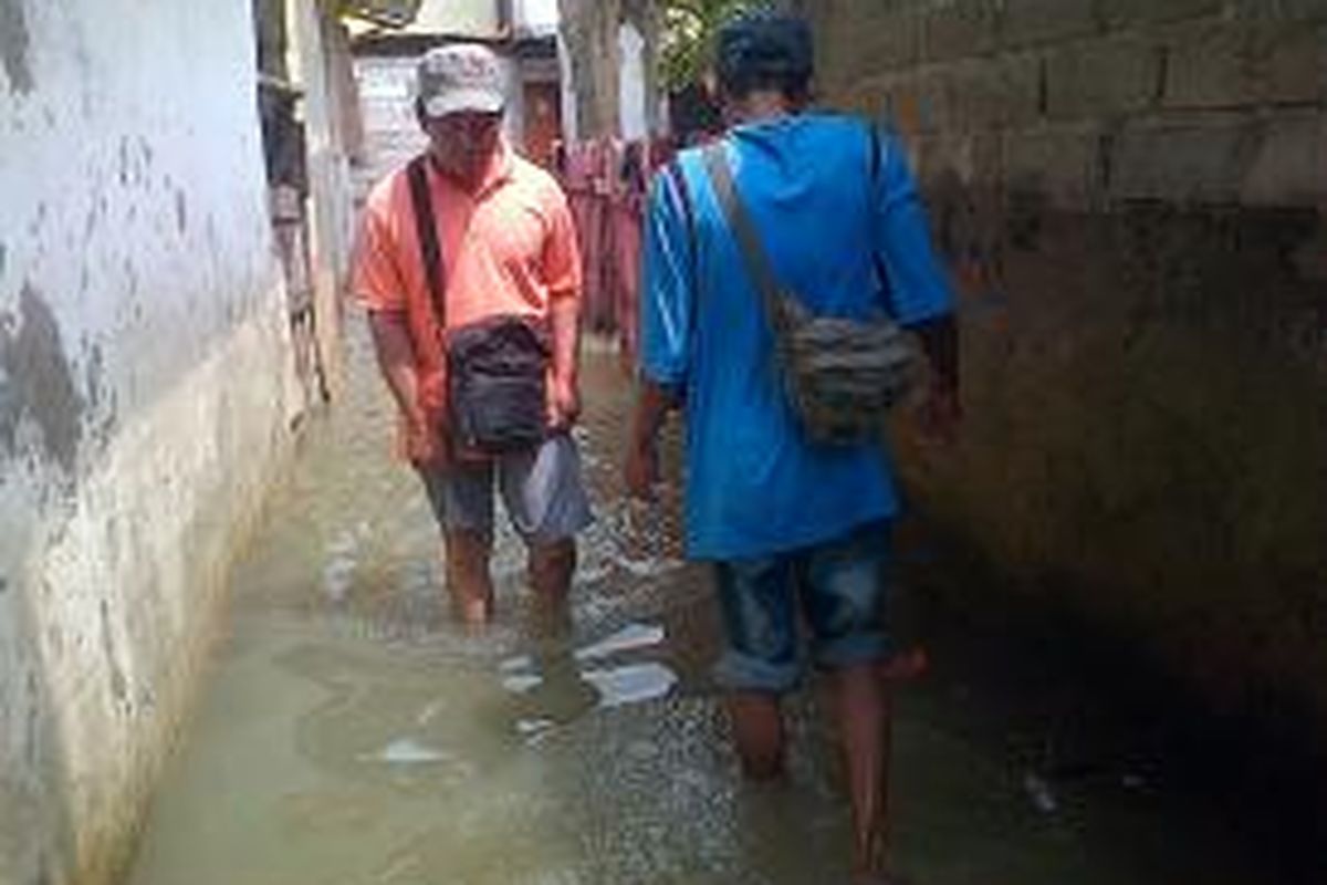 Banjir mengenangi pemukiman warga bantaran Waduk Riario, Kamis (6/2/2014). Ketinggian air bervariasi dan yang paling tinggi sekitar 50 sentimeter.