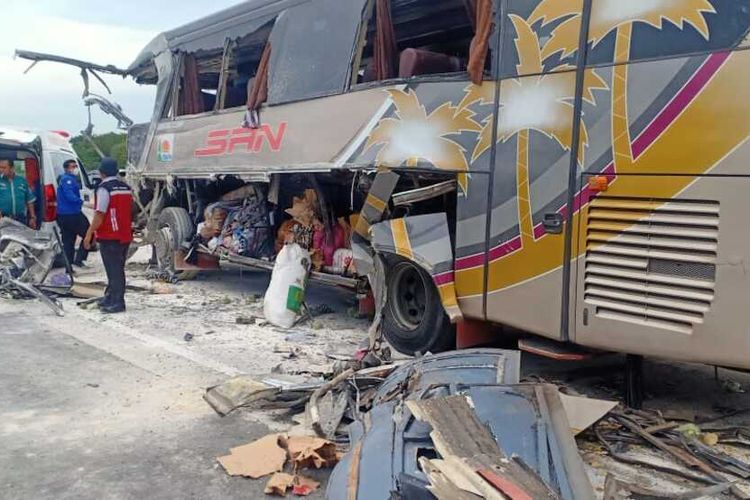 Bus SAN yang menabrak bagian belakang truk tronton di tol Lampung. Satu orang penumpang bus meninggal dunia dalam kecelakaan ini.