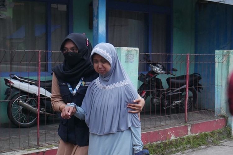 Anggota Jabar Quick Response saat memberikan bantuan sembako untuk Komunitas Terapis Disabilitas Netra (KTDN), Bandung, Jawa Barat, Jumat (01/3/2022) lalu.