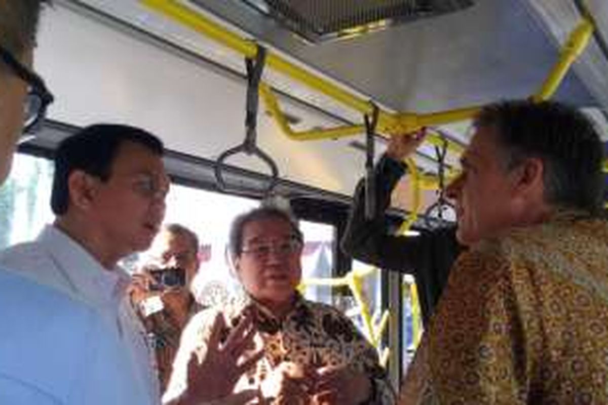 Gubernur DKI Jakarta Basuki Tjahaja Purnama saat berbincang dengan salah seorang perwakilan dari Mercedes Benz di Balai Kota, Rabu (15/6/2016). Kedatangan pihak Mercedes sendiri bertujuan untuk menawarkan bus produksi terbarunya untuk digunakan sebagai layanan transjakarta.