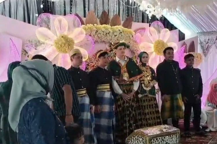 Seorang pemuda asal Prancis akhirnya resmi menikahi gadis asal Polewali Mandar, Sulawesi Barat, pujaan hatinya. Warga Prancis bernama Muhammad ini menikahi Nurul Faradillah, asal Kecamatan Tinambung, Polewali Mandar, dengan mahar seperangkat alat shalat.