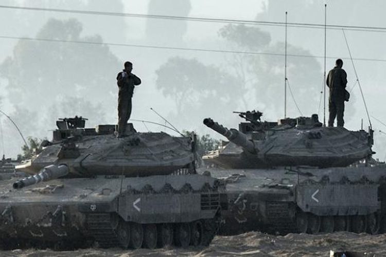 Para prajurit Israel berdiri di atas kubah tank Merkava yang dikerahkan ke dekat perbatasan dengan Jalur Gaza, Selasa (8/7/2014). Ketegangan antara Israel-Gaza terus meningkat sejak peristiwa dibunuhnya seorang remaja Palestina oleh kelompok ekstremis Yahudi sebagai balasan atas pembunuhan tiga remaja Israel di Tepi Barat.