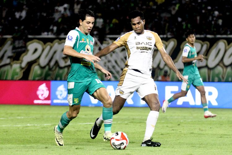 Pemain asing Persebaya Surabaya Bruno Moreira dijaga pemain Dewa United pada laga pekan ke-19 Super League 2025-2026 yang berakhir dengan skor 1-1 di Stadion Gelora Bung Tomo Surabaya, Jawa Timur, Minggu (1/2/2026) malam.