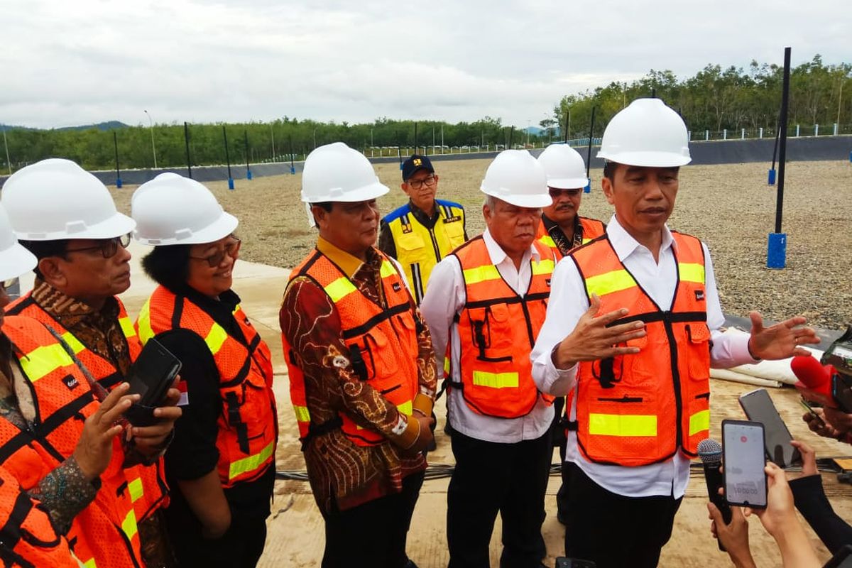 Jokowi memberikan keterangan kepada wartawan usai meresmikan TPA Banjarbakula, Kalsel, Jumat (7/1/2020).