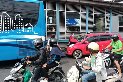 Sedang Turunkan Penumpang, Bus Transjakarta Ditabrak Mobil di Halte Pasar Kramatjati