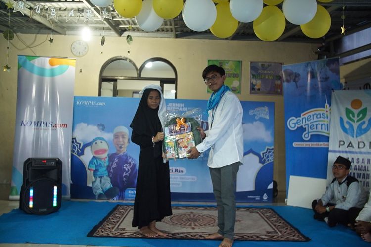Kegiatan Charitrip Spesial Ramadhan yang digelar oleh Generasi Jernih Kompas.com bersama Yayasan PADI, di Kampung Melati, Kelurahan Mekar Jaya, Kecamatan Sukmajaya, pada Minggu (8/3/2026).
