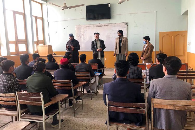 Siswa menghadiri kelas di universitas Nangarhar di Jalalabad timur Kabul, Afghanistan, Rabu, 2 Februari 2022, Taliban pada hari Rabu mengatakan mereka telah membuka kembali universitas negeri untuk siswa perempuan di enam dari 34 provinsi Afghanistan, sebuah langkah yang menandai konsesi besar untuk tuntutan internasional oleh penguasa baru negara itu. 