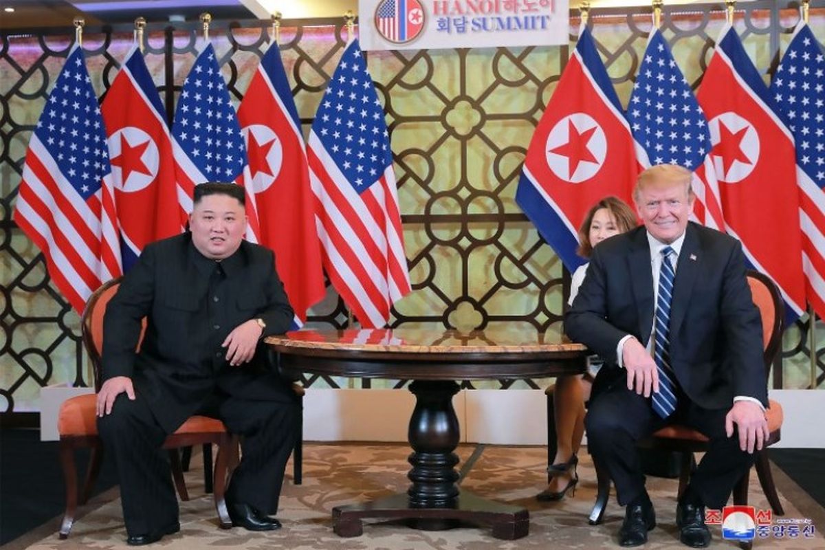 Pemimpin Korea Utara Kim Jong Un dan Presiden AS Donald Trump bertemu pada KTT Hanoi, Vietnam, Kamis (28/2/2019). (AFP/KCNA)