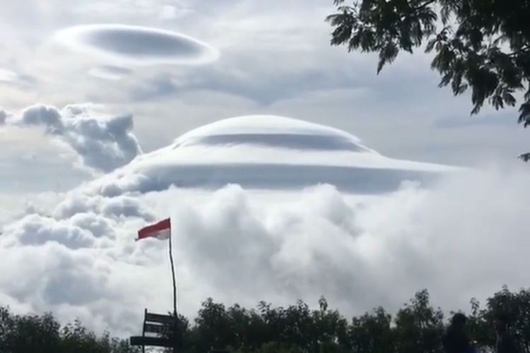 Sebuah fenomena awan terlihat menutupi Gunung Sumbing viral di medsos baru-baru ini.