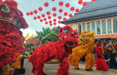 Masyarakat berbondong-bondong ikutin festival Grebeg Sudiro Kota Solo, Jawa Tengah, melihat aktraksi barongsai, Minggu (15/1/2023).