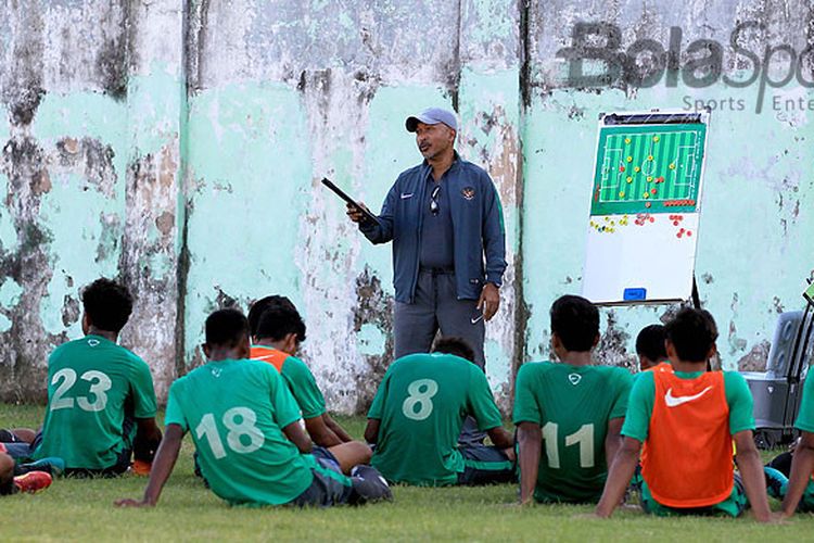 Pelatih timnas U-16 Indonesia, Fakhri Husaini melakukan evaluasi seusai laga uji coba melawan Persida Sidoarjo Junior di Stadion Jenggolo Sidaorjo, Jawa Timur, Minggu (01/07/2018) sore.
