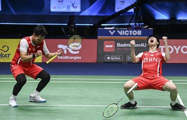 Ekspresi dari pasangan pebulutangkis ganda putra Indonesia Kevin Sanjaya Sukamuljo (kanan) dan Mohammad Ahsan (kiri) usai mengalahkan pebulu tangkis ganda putra Jepang Takuro Hoki dan Yugo Kobayashi dalam pertandingan babak semifinal final Piala Thomas 2022 di Impact Arena, Bangkok, Thailand, Jumat (13/5/2022). Kevin/Ahsan menang dengan skor 22-20, 8-21 dan 24-22 dan membawa Indonesia unggul sementara atas Jepang 2-0.