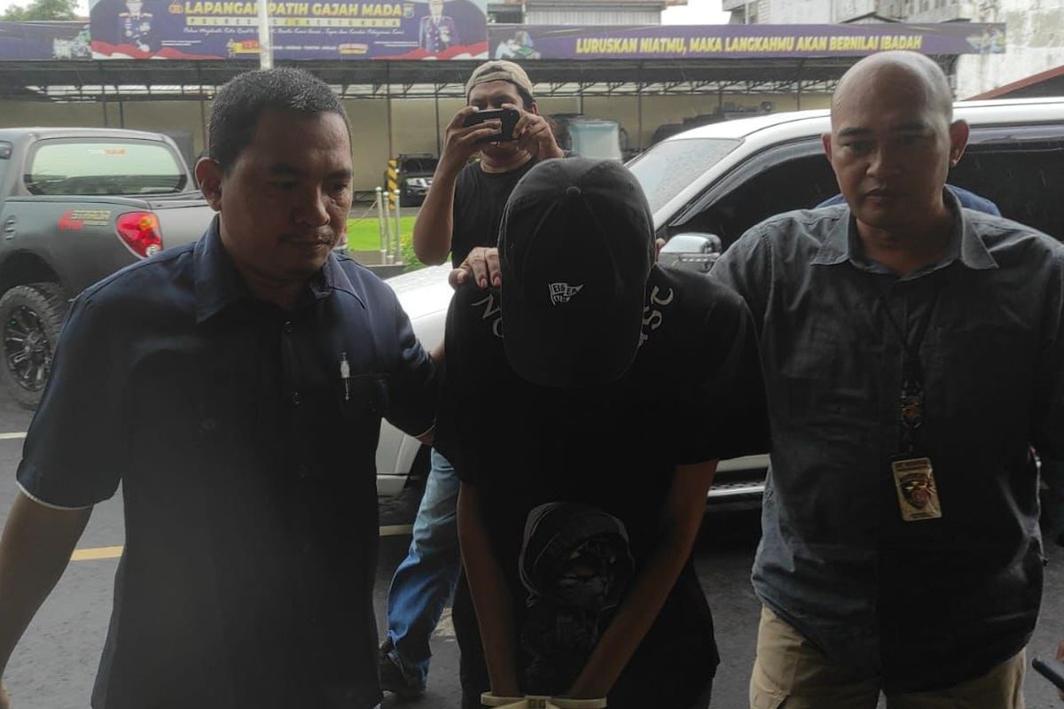 Kepolisian Resor Mojokerto Kota, Jawa Timur, meringkus pemuda berinisial RK (27), karena diduga memaksa pacarnya untuk melakukan hubungan badan bertiga atau threesome.