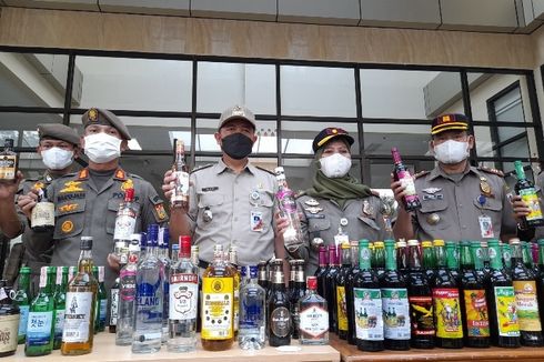 Temukan Ratusan Botol Miras di Warung, Petugas: Jangan-jangan Galon Juga Isinya Ciu!