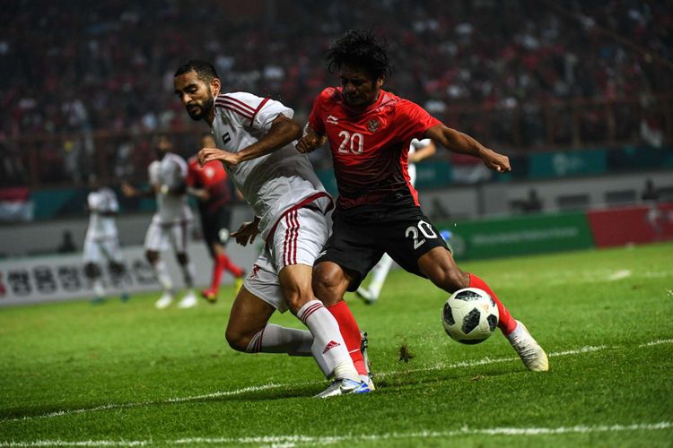 Pesepak bola Indonesia Ilham Udin merebut bola saat pertandingan Babak 16 besar Asian Games ke 18 di Stadion Wibawa Mukti, Cikarang, Jawa Barat, Jumat (24/8/2018). Indonesia kalah adu penalti dengan skor 3-4.