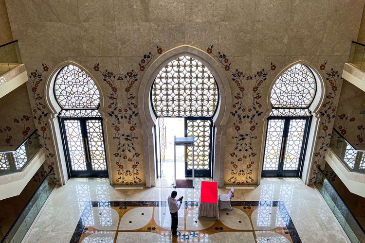 Interior Masjid Raya Sheikh Zayed, Gilingan, Kecamatan Banjarsari, Kota Solo, Selasa (28/2/2023). Masjid yang merupakan hibah dari Putra Mahkota UEA Sheikh Mohammed bin Zayed Al Nahyan ini, sudah diresmikan dan dibuka untuk umum.