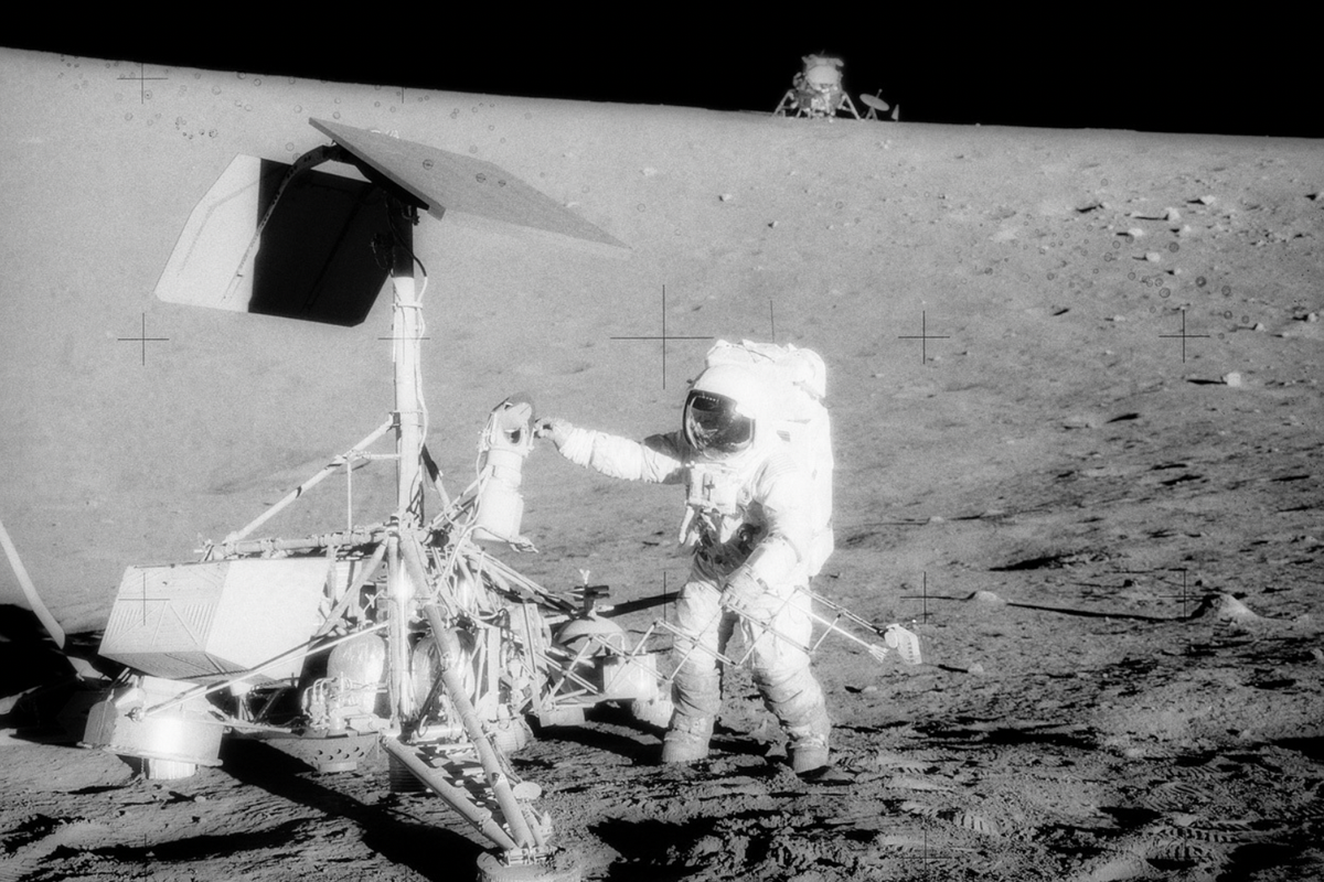 Ilustrasi astronot di bulan.