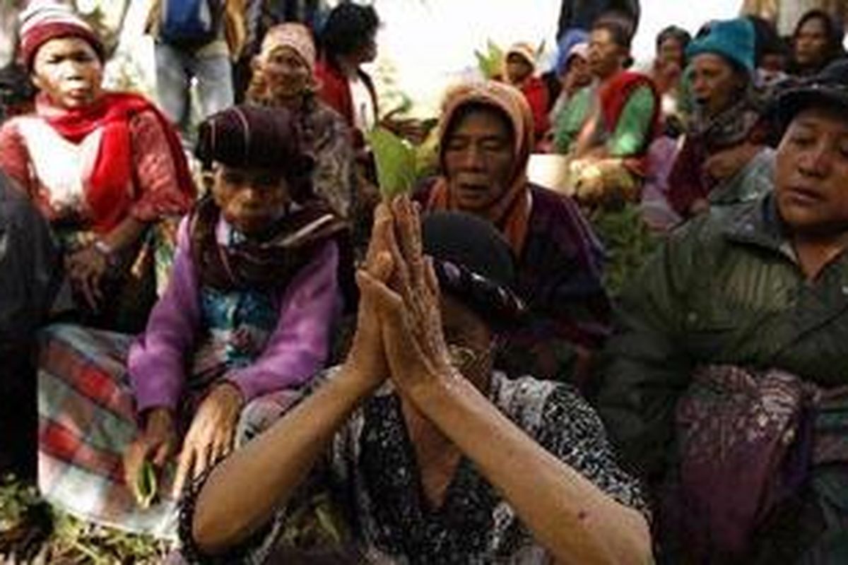Sejumlah masyarakat Karo yang berada di sekitar kaki Gunung Sinabung melakukan ritual menolak bencana sambil memberikan sesajen dan berdoa kepada arwah leluhur, yang mereka yakini sebagai penjaga Gunung Sinabung, di Desa Sukanalu, Karo, Sumatera Utara, Kamis (2/9/2010).