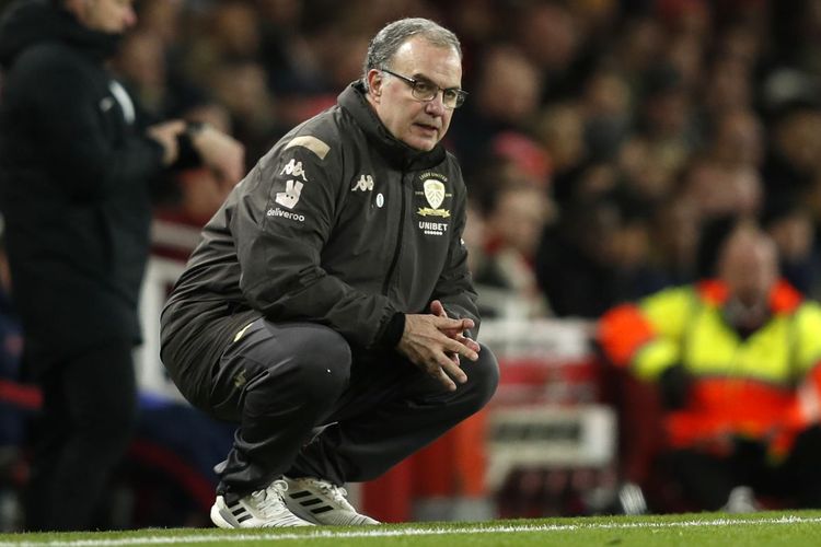 Pelatih Leeds United, Marcelo Bielsa, menyaksikan dari pinggir lapangan saat timnya menghadapi Arsenal di laga Piala FA, 6 Januari 2020.