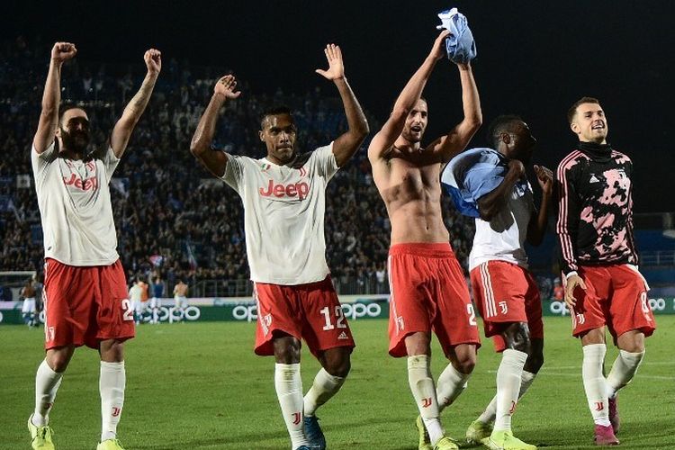 Gonzalo Higuain, Alex Sandro Adrien Rabiot, dan Aaron Ramsey merayakan kemenangan timnya seusai laga Brescia vs Juventus di Stadion Mario Rigamonti, 24 September 2019. 