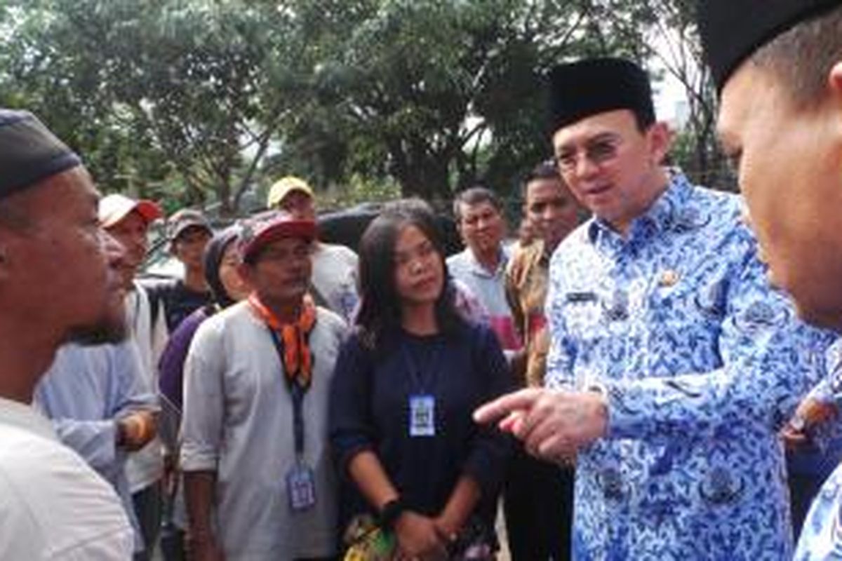 Saat Gubernur DKI Jakarta Basuki Tjahaja Purnama dicegat pekerja harian lepas (PHL) Monas, Rabu (28/10/2015).