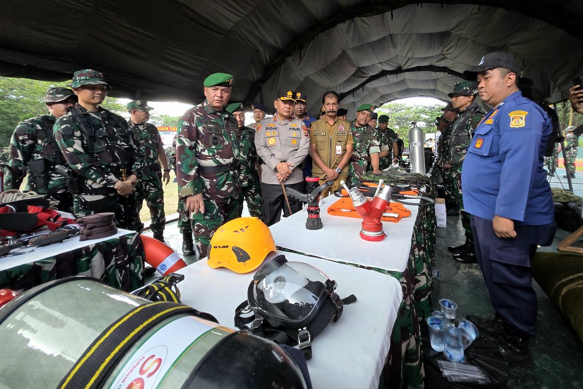 Kodam VI Mulawarman apel gelar Pasukan Batalion Komposit Pasukan Reaksi Cepat Penanggulangan Bencana (PRCPB) Tahun Anggaran 2025. Pangdam VI Mulawarman Mayjen TNI Rudy Rachmat Nugraha memeriksa kesiapan Satgas PRCPB beserta seluruh komponennya, di Lapangan Yonzipur 17 Ananta Dharma, Balikpapan, Senin (14/4/2025).
?Kita harus memastikan bahwa setiap unit dapat menanggapi bencana dengan cepat, tepat, dan efisien untuk meminimalisir korban jiwa dan kerugian harta benda,? ujarnya, di Lapangan Yonzipur 17, Ananta Dharma, Balikpapan, Senin (14/4/2025).