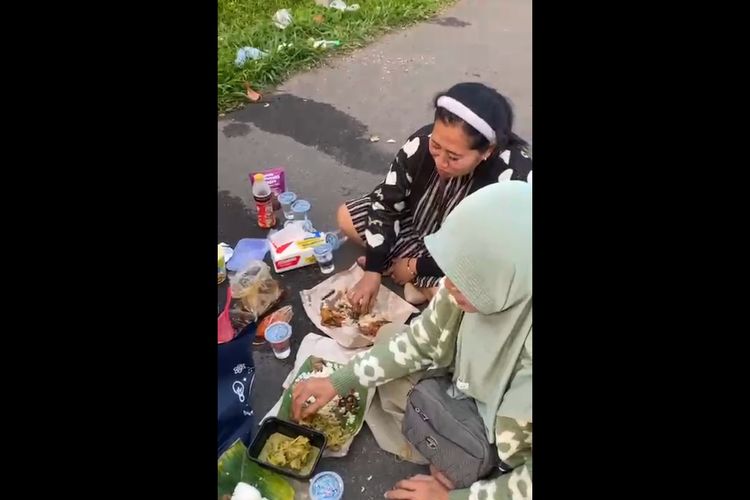 Viral Video Rombongan Pemudik Makan Bersama di Bahu Jalan Tol Cipali Subang