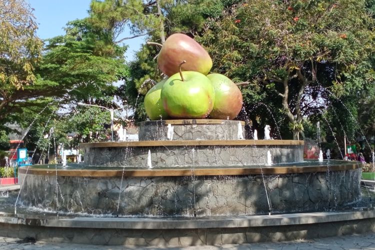 Ikon apel di Alun-Alun Kota Batu, Jawa Timur. 