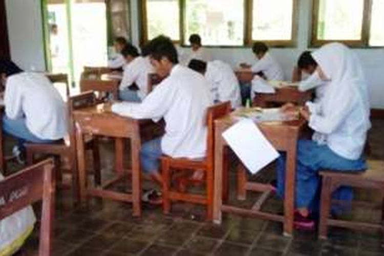 Siswa Madrasyah Alyiah di Kota Bima, Nusa Tenggara Timur, mulai menjalani Ujian Nasional (UN) sejak Senin (4/4/2016).