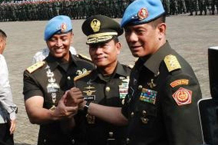 Komandan Pasukan Pengamanan Presiden Mayjen TNI Andika Perkasa, Panglima TNI Jenderal Moeldoko, dan Komandan Jenderal Komando Pasukan Khusus Mayjen TNI Doni Munardo (kiri-kanan) berjabat tangan dalam acara serah terima jabatan Danpaspampres di Mako Paspampres, Jakarta, Rabu (22/10/2014).