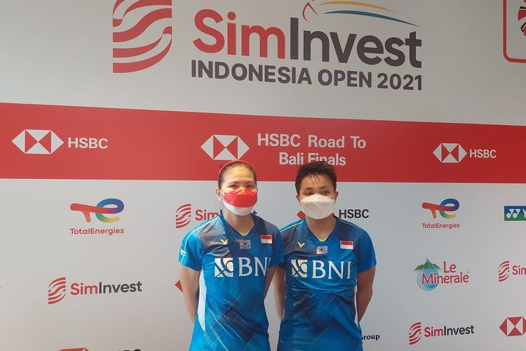 Greysia Polii/Apriyani Rahayu usai mengalahkan Fitriani/Yulia Yosephine Susanto pada babak 16 besar Indonesia Open 2021 di Bali International Convention Centre, Kamis (25/11/2021).