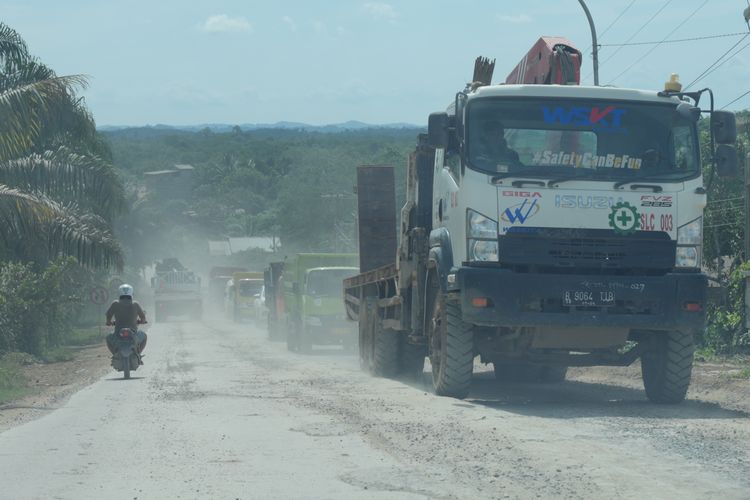 Kondisi Jalan Negara, Pemaluan, Kecamatan Sepaku, Kabupaten Penajam Paser Utara (PPU) kotor dan berdebu, terdapat ceceran adukan semen dari truk-truk peggangkut material konstruksi pembangunan Ibu Kota Nusantara (IKN), Kamis (8/2/2024).