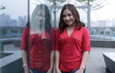 Artis peran Prilly Latuconsina berpose di sela-sela media visit promo film Matt &amp; Mou di Menara Kompas, Palmerah, Jakarta, Senin (14/01/2019). Film arahan sutradara Monty Tiwa tersebut akan tayang pada 24 Januari 2019 mendatang.