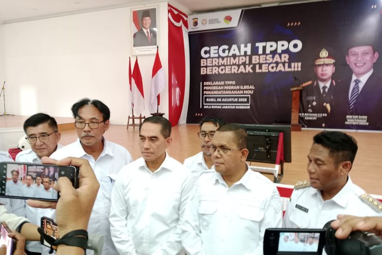 Gubernur NTT, Melki Laka Lena bersama Sekretaris Jenderal Kementerian Pelindungan Pekerja Migran Indonesia (KP2MI), Irjen Pol. Dwiyono, serta para bupati dan wali kota se-NTT, dalam kegiatan deklarasi cegah perdagangan orang 