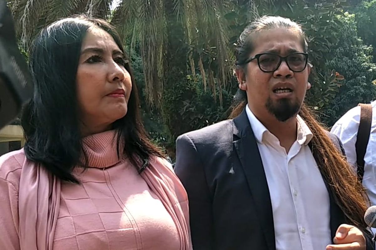 Tessa Mariska bersama Indra Tarigan dan tim kuasa hukumnya saat mendatangi Polda Metro Jaya, Jakarta Selatan pada Rabu (17/7/2019).