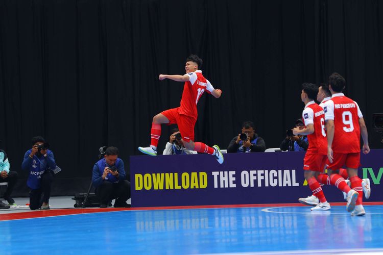 Selebrasi penyerang timnas futsal Indonesia, Firman Adriansyah saat berhasil mencetak gol ke gawang Kirgistan dalam ajang AFC Futsal ASIAN CUP 2026 di Indonesia Arena, Jakarta Pusat, Kamis (29/1/2026). Indonesia lolos ke babak 8 besar setelah mengalahkan Kirgistan.