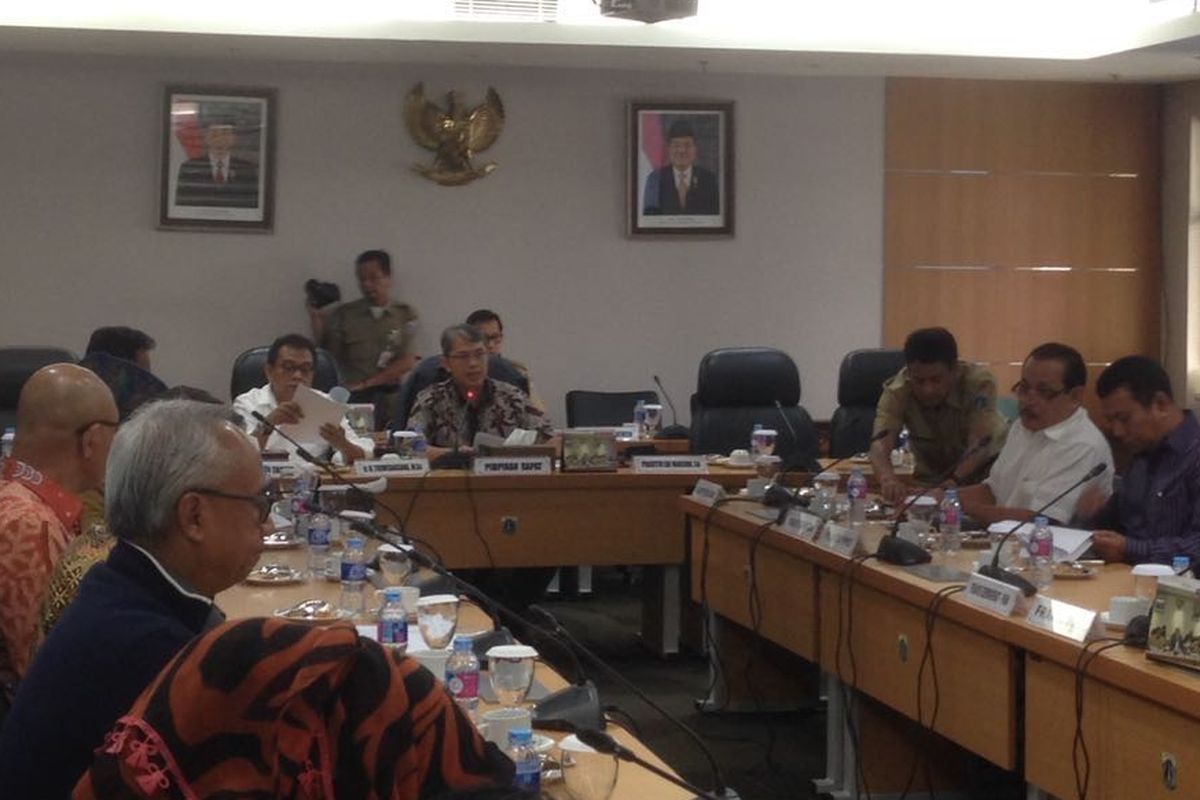 Rapat pimpinan gabungan (rapimgab) membahas permohonan persetujuan pembiayaan proyek MRT Jakarta Jalur Selatan-Utara (Koridor Lebak Bulus - Ancol Timur), di Gedung DPRD Provinsi DKI Jakarta, Selasa (7/3/2017)