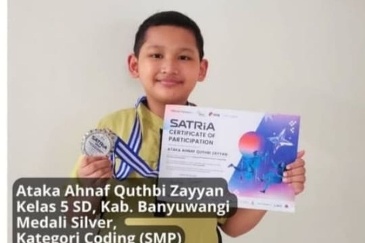 Ataka Ahnaf, pelajar SD Banyuwangi saat memperlihatkan medali silver Olimpiade Coding tingkat SMP. 