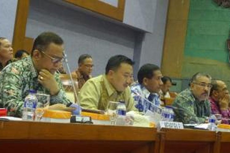 Menpora Imam Nahrawi (tengah) didampingi jajaran pejabat eselon 1 dan 2 Kemenpora saat melakukan Rapat Kerja (Raker) dengan Komisi X DPR RI di Gedung Nusantara 1 DPR Senayan Jakarta, Selasa (29/9) malam.