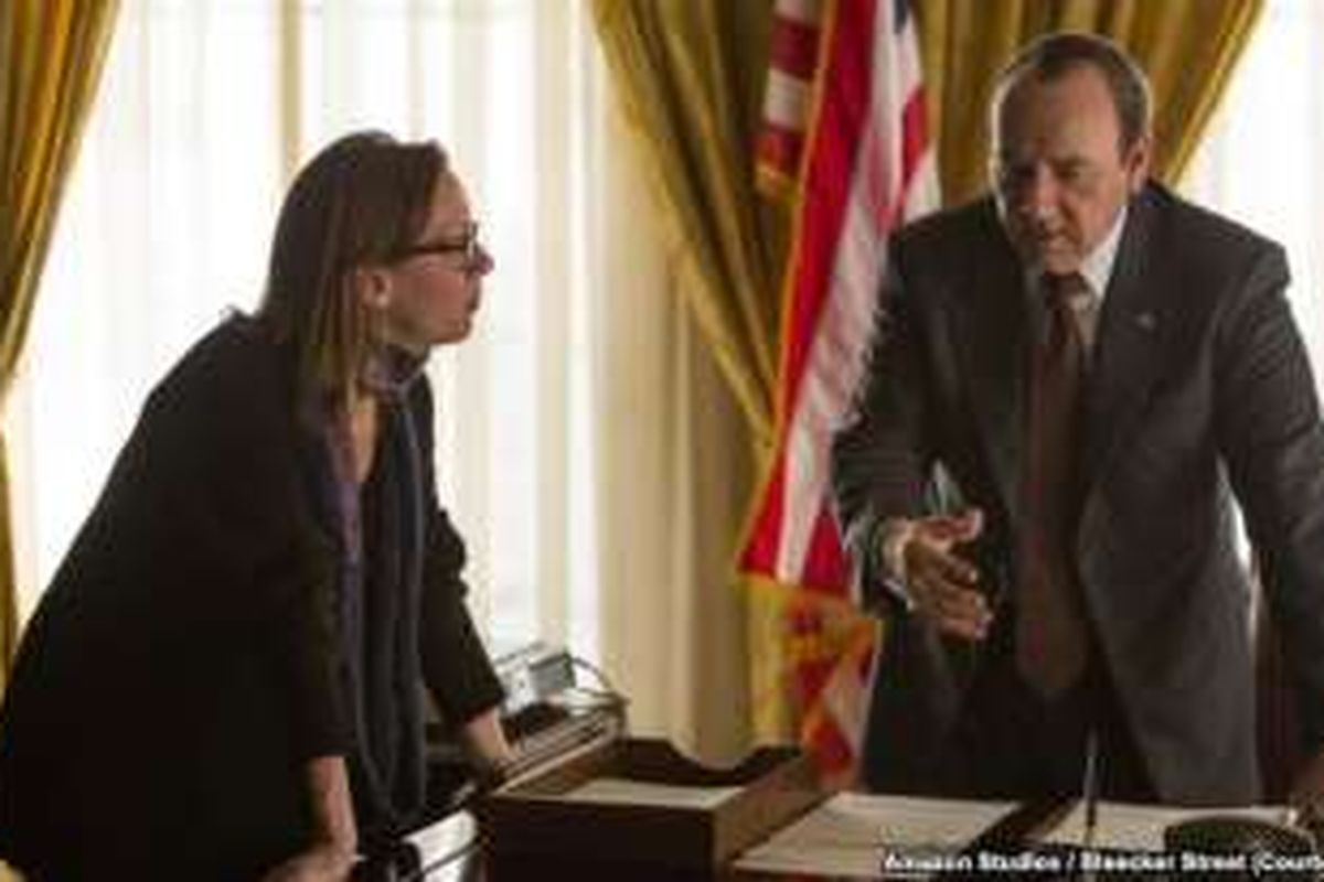 Sutradara Liza Johnson dan aktor Kevin Spacey dalam set film Elvis & Nixon